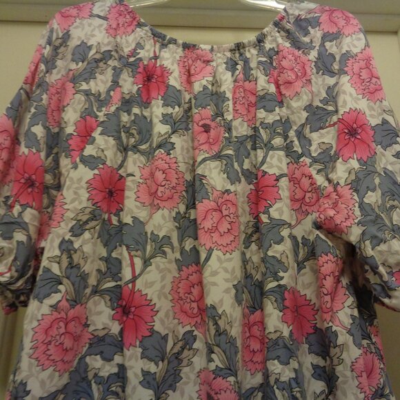 PRETTY GIRL SWEET GIRL TORRID BIG PINK FLOWERS RAYON BLOUSE TORRID 2 - Picture 5 of 7